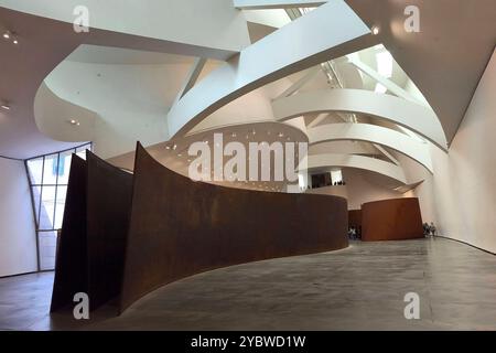 Bilbao 10.10.2024 installation des amerikanischen Künstlers Richard Serra im Guggenheim Museum Bilbao in Spanien *** Bilbao 10 10 2024 installation de l'artiste américain Richard Serra au Musée Guggenheim Bilbao en Espagne Banque D'Images