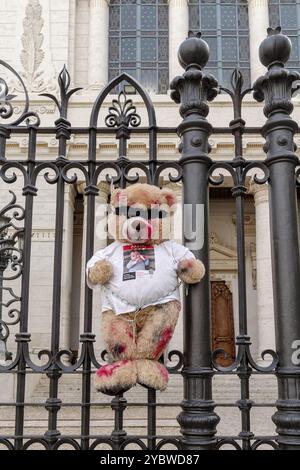 Un mémorial de fortune pour les victimes des attaques terroristes du Hamas contre Israël dans le quartier juif de Rome devant la synagogue Banque D'Images