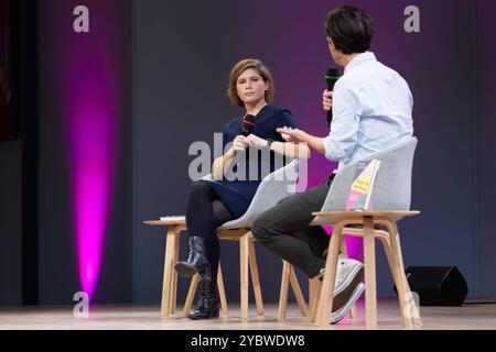 Buchmesse Frankfurt 2024 Ingrid Brodnig stellt auf der Literaturbühne von ARD, ZDF und 3sat im Gespräch mit Moderator JO Schück ihr Buch Wider die Verrohung vor. Buchmesse Frankfurt 2024., Frankfurt am main Hessen Deutschland Messegelände *** Foire du livre Frankfurt 2024 Ingrid Brodnig présente son livre Wider die Verrohung sur la scène littéraire de ARD, ZDF et 3sat en conversation avec le présentateur JO Schück Foire du livre Frankfurt 2024 , Francfort-sur-le-main Allemagne Exhibition Grounds Banque D'Images