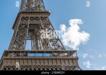 Un détail de la célèbre Tour Eiffel à Paris, France, face à un beau ciel bleu Banque D'Images