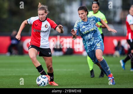 Rotterdam, pays-Bas. 20 octobre 2024. ROTTERDAM, 20-10-2024, Varkenoord, Azerion Eredivisie vrouwen, Feyenoord - Ajax (femmes), saison 2024/2025, pendant le match Feyenoord - Ajax (femmes), joueur de Feyenoord Jarne Teulings, joueur d'Ajax Danique Noordman crédit : Pro Shots/Alamy Live News Banque D'Images