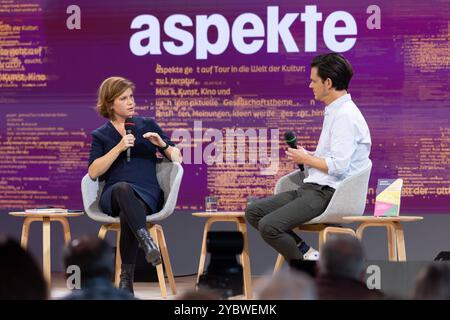 Buchmesse Frankfurt 2024 Ingrid Brodnig stellt auf der Literaturbühne von ARD, ZDF und 3sat im Gespräch mit aspekte-Moderator JO Schück ihr Buch Wider die Verrohung vor. Buchmesse Frankfurt 2024., Frankfurt am main Hessen Deutschland Messegelände *** Foire du livre Frankfurt 2024 Ingrid Brodnig présente son livre Wider die Verrohung sur la scène littéraire de ARD, ZDF et 3sat en conversation avec le présentateur aspekte JO Schück Foire du livre Frankfurt 2024 , Francfort-sur-le-main Hesse Allemagne Exhibition Grounds Banque D'Images