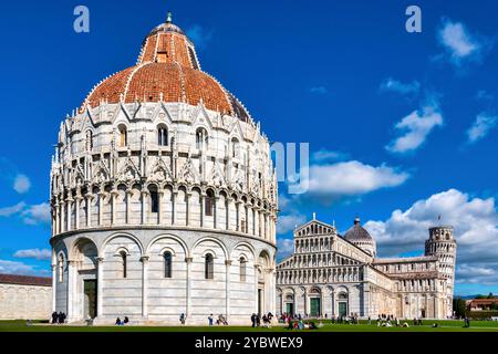 Vue du Baptistère, de la Cathédrale et de la Tour penchée sur la Piazza dei Miracoli, Pise, Italie Banque D'Images