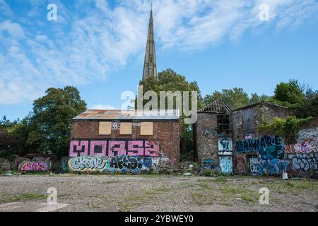 Bâtiments abandonnés, qui ont été vandalisés avec des graffitis à Bristol, Gloucestershire, dans le sud-ouest de l'Angleterre Banque D'Images