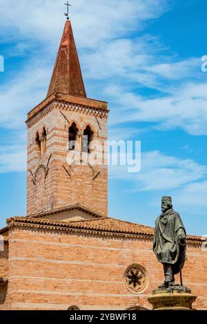 Statue en bronze de Giuseppe Garibaldi sur la Piazza Garibaldi, Foligno, Italie Banque D'Images