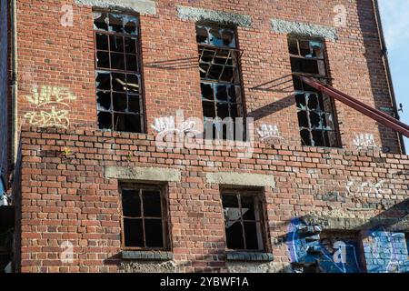 Un bâtiment d'usine de briques rouges abandonné et vandalisé près de Matlock, Derbyshire, East Midlands, Angleterre Banque D'Images