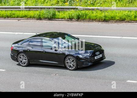 2023 Noir Audi Q5 SLN Noir Ed 50Tfsi E Quat sa 50 TFSI-E 299 Quattro S tronic Auto Start/Stop 17.9Kwh PHEV car SUV hybride électrique 1984 cc, voyageant sur l'autoroute M6, Royaume-Uni Banque D'Images