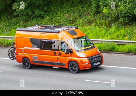 Adria Twin GT Orange camping-car. Adria Twin SP Git (2010) voyageant sur l'autoroute M6 Royaume-Uni Banque D'Images