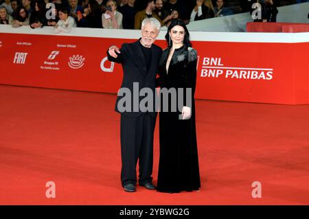 Michele Placido mit Ehefrau Federica Vincenti BEI der Premiere des Kinofilms Eterno visionario auf dem 19. Internationalen Filmfestival von ROM / Festa del Cinema di Roma 2024 im Auditorium Parco della Musica. ROM, 19.10.2024 *** Michele Placido avec son épouse Federica Vincenti à la première du long métrage Eterno visionario au 19e Festival International du film de Rome Festa del Cinema di Roma 2024 à l'Auditorium Parco della Musica Rome, 19 10 2024 Foto:XA.XM.xTinghinox/xFuturexex Imagonario 4103 Banque D'Images