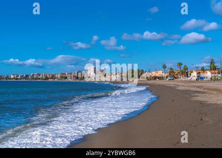 Torre del Mar plage Espagne Andalousie Costa del sol avec des vagues blanches Banque D'Images