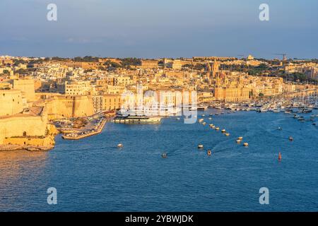 Vue des trois villes de Malte à travers le Grand Port à la Valette au coucher du soleil, Malte Banque D'Images