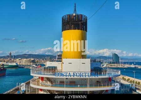 Barcelone. Espain -20 octobre 2024 : gros plan de l'entonnoir de la Costa Fortuna, avec le port de Barcelone et l'emblématique hôtel W à l'horizon. Photo parfaite t Banque D'Images