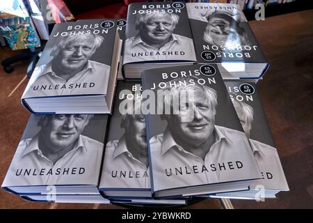 Ancien premier ministre britannique Boris Johnson Unleashed livre de mémoire Waterstones, Stratford upon Avon, Warwickshire, Angleterre, Royaume-Uni Banque D'Images