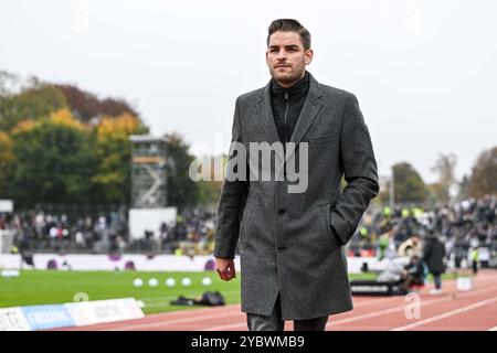 Ulm, Allemagne. 20 octobre 2024. Football : Bundesliga 2, SSV Ulm 1846 - Karlsruher SC, Journée 9, Donaustadion. Le manager de Karlsruhe Michael Becker dans le stade. Crédit : Harry Langer/dpa - REMARQUE IMPORTANTE : conformément aux règlements de la DFL German Football League et de la DFB German Football Association, il est interdit d'utiliser ou de faire utiliser des photographies prises dans le stade et/ou du match sous forme d'images séquentielles et/ou de séries de photos de type vidéo./dpa/Alamy Live News Banque D'Images