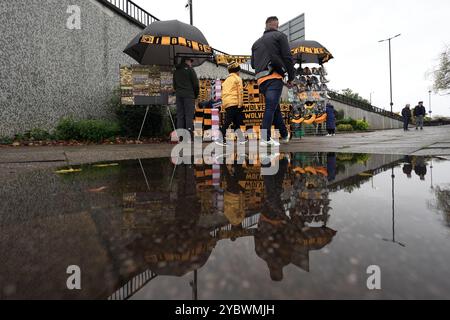 Une vue générale des supporters arrivant avant le match de premier League au Molineux Stadium, Wolverhampton. Date de la photo : dimanche 20 octobre 2024. Banque D'Images