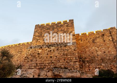 Une section des anciens remparts en pierre et murs de la vieille ville de Jérusalem, illuminée par des lumières décoratives sur le mont. Zion. Banque D'Images