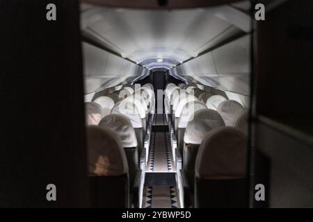 Illustration de l’intérieur avec les sièges et le couloir de l’avion supersonique le Concorde lors du lancement d’Aerorun Paris 2024, première course de course solidaire organisée sur les pistes de l’aéroport de Paris-le Bourget au profit de l’association Aviation sans frontières qui est une association qui achemine l’aide d’urgence depuis la France et ses bases à l’étranger, et pour venir en aide aux plus démunis. C'est la première et la seule organisation non gouvernementale à avoir obtenu un certificat de transporteur aérien (CTA), délivré par la Direction générale de l'Aviation civile. 20 octobre 2024 à Dugny Near Banque D'Images