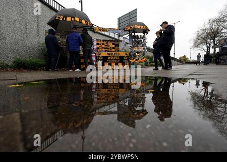 Une vue générale des supporters arrivant avant le match de premier League au Molineux Stadium, Wolverhampton. Date de la photo : dimanche 20 octobre 2024. Banque D'Images