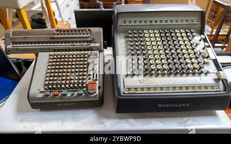Calculatrice mécanique vintage ajoutant des machines sur l'affichage aux enchères, Royaume-Uni Monroe et Burroughs modèles Banque D'Images