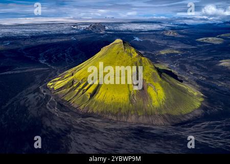 Islande, région de Sudurland, vue aérienne du volcan Maelifell au bord du glacier Myrdalsjökull, désert de sable noir Banque D'Images