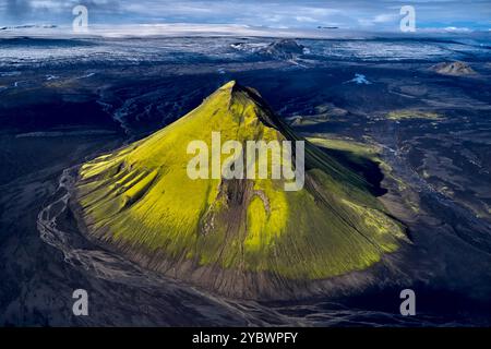 Islande, région de Sudurland, vue aérienne du volcan Maelifell au bord du glacier Myrdalsjökull, désert de sable noir Banque D'Images