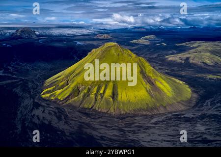 Islande, région de Sudurland, vue aérienne du volcan Maelifell au bord du glacier Myrdalsjökull, désert de sable noir Banque D'Images