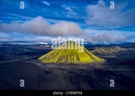 Islande, région de Sudurland, vue aérienne du volcan Maelifell au bord du glacier Myrdalsjökull, désert de sable noir Banque D'Images