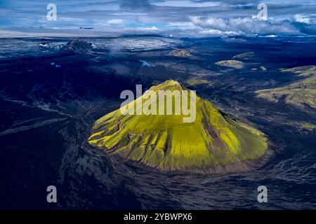 Islande, région de Sudurland, vue aérienne du volcan Maelifell au bord du glacier Myrdalsjökull, désert de sable noir Banque D'Images
