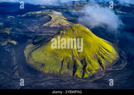 Islande, région de Sudurland, vue aérienne du volcan Maelifell au bord du glacier Myrdalsjökull, désert de sable noir Banque D'Images