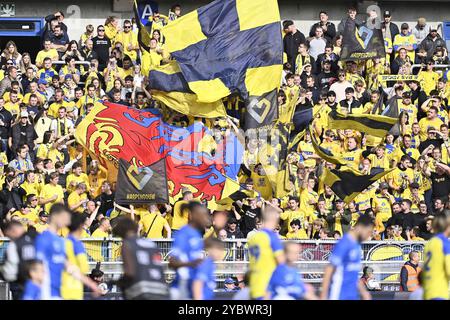 Genk, Belgique. 20 octobre 2024. Les supporters de STVV photographiés lors d'un match de football entre le KRC Genk et le STVV, dimanche 20 octobre 2024 à Genk, le jour 11 de la saison 2024-2025 de la première division du championnat belge 'Jupiler Pro League'. BELGA PHOTO JOHAN Eyckens crédit : Belga News Agency/Alamy Live News Banque D'Images