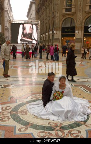 Mariage marié et marié shooter dans la Galleria Vittorio Emanuele ll à Milan pendant la semaine de la mode février 2005 Banque D'Images