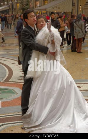 Mariage marié et marié shooter dans la Galleria Vittorio Emanuele ll à Milan pendant la semaine de la mode février 2005 Banque D'Images