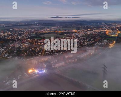 Morgennebel über Weißkichen und dem Taunus Nebel zieht am Morgen über dem Oberurseler Stadtteil Weißkirchen, in der Nähe von Frankfurt am main, here, während am Horizont der Taunuskamm mit dem Großen Feldberg und dem Altkönig aus den Wolken herausragt. Luftbild mit einer Drohne Weißkirchen Hessen Deutschland *** brouillard matinal au-dessus de Weißkichen et le brouillard Taunus roule sur le quartier Oberursel de Weißkirchen, près de Francfort-sur-le-main, le matin, tandis que la crête du Taunus avec le Großer Feldberg et le Altkönig dépassent des nuages à l'horizon vue aérienne avec un drone Weißkirchen He Banque D'Images