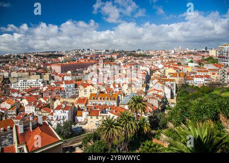 Profitez d'une vue imprenable sur Lisbonne depuis le Miradouro da Graça, mettant en valeur l'architecture dynamique et les toits du quartier d'Alfama. Banque D'Images