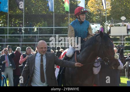 Ascot, Berkshire, Royaume-Uni. 19 octobre 2024. GENRE DE BLEU monté par le jockey James Doyle remporte les QIPCO British Champions Sprint Stakes, Groupe 1, British Champions Series, classe 1 à Ascot Racecourse dans le Berkshire lors de la British Champions Day 2024. Propriétaire Wathnan Racing, entraîneur James Fanshawe, Newmarket, éleveur Mr & Mrs P Hopper, commanditaire Damsa Holding Company WLL. Crédit : Maureen McLean/Alamy Live News Banque D'Images