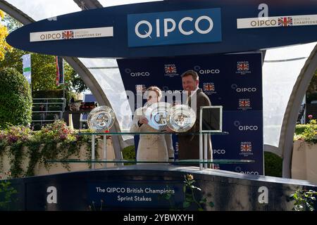 Ascot, Berkshire, Royaume-Uni. 19 octobre 2024. Les présentations des gagnants. GENRE DE BLEU monté par le jockey James Doyle remporte les QIPCO British Champions Sprint Stakes, Groupe 1, British Champions Series, classe 1 à Ascot Racecourse dans le Berkshire lors de la British Champions Day 2024. Propriétaire Wathnan Racing, entraîneur James Fanshawe, Newmarket, éleveur Mr & Mrs P Hopper, commanditaire Damsa Holding Company WLL. Crédit : Maureen McLean/Alamy Live News Banque D'Images