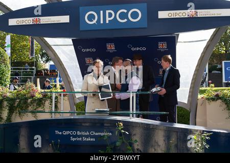 Ascot, Berkshire, Royaume-Uni. 19 octobre 2024. Les présentations des gagnants. GENRE DE BLEU monté par le jockey James Doyle remporte les QIPCO British Champions Sprint Stakes, Groupe 1, British Champions Series, classe 1 à Ascot Racecourse dans le Berkshire lors de la British Champions Day 2024. Propriétaire Wathnan Racing, entraîneur James Fanshawe, Newmarket, éleveur Mr & Mrs P Hopper, commanditaire Damsa Holding Company WLL. Crédit : Maureen McLean/Alamy Live News Banque D'Images