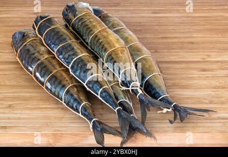 Une variété d'ingrédients frais magnifiquement disposés sur la planche à découper pour les créations culinaires Banque D'Images