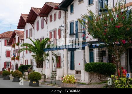 Village d'Ainhoa classé parmi les plus beaux villages de France, pays Basque, Pyrénées-Atlantiques (64) ; région Nouvelle-Aquitaine, France Banque D'Images