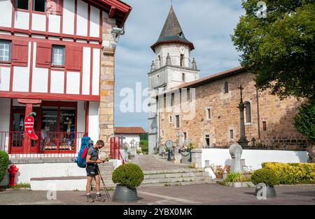 Village d’Ainhoa classé parmi les plus beaux villages de France et église notre-Dame-de-l’Assomption, pays Basque, Pyrénées-Atlantiques (64) Banque D'Images