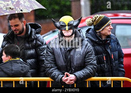 Wolverhampton, Royaume-Uni. 20 octobre 2024 ; stade Molineux, Wolverhampton, West Midlands, Angleterre; premier League Football, Wolverhampton Wanderers contre Manchester City ; les fans des Wolves attendent sous la pluie les joueurs. Crédit : action plus Sports images/Alamy Live News Banque D'Images