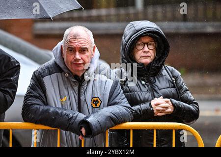 Wolverhampton, Royaume-Uni. 20 octobre 2024 ; stade Molineux, Wolverhampton, West Midlands, Angleterre; premier League Football, Wolverhampton Wanderers contre Manchester City ; les fans des Wolves attendent sous la pluie les joueurs. Crédit : action plus Sports images/Alamy Live News Banque D'Images