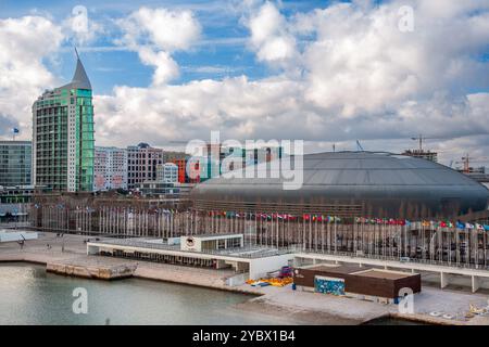 Une superbe capture du Parque das Nacoes avec l'emblématique MEO Arena à Lisbonne, au Portugal. La région est marquée par une architecture moderne et colo dynamique Banque D'Images