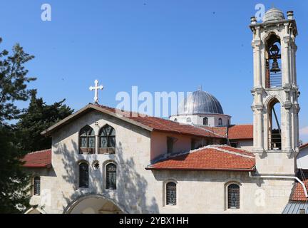 Église orthodoxe grecque avec dôme et clocher avec ciel bleu avant le grand tremblement de terre à Hatay, Turquie Banque D'Images