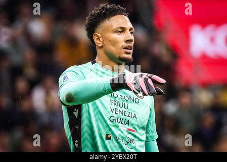 Milan, France, Italie. 19 octobre 2024. Maduka OKOYE d'Udinese Calcio lors du match de Serie A entre l'AC Milan et Udinese Calcio au stade San Siro le 19 octobre 2024 à Milan, en Italie. (Crédit image : © Matthieu Mirville/ZUMA Press Wire) USAGE ÉDITORIAL SEULEMENT! Non destiné à UN USAGE commercial ! Banque D'Images