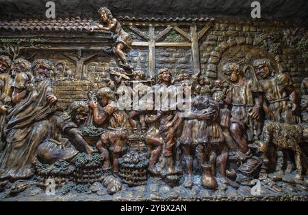 La fresque murale sculptée par Frank Abraham représente la vie avant et pendant l'occupation romaine. Château de Cardiff, pays de Galles, Royaume-Uni Banque D'Images