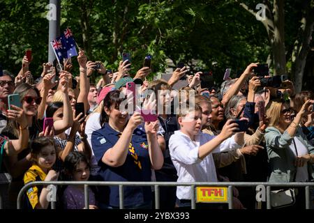 Sydney, Australie. 20 octobre 2024. La foule attendait avec impatience la première apparition publique des Royals. Le roi Charles et la reine Camilla ont fait leur première apparition publique à Sydney, alors que la visite des royaux en Australie commençait. Ils ont rencontré des membres du public à l'extérieur de l'église anglicane St Thomas à North Sydney après avoir assisté à un service religieux. Leurs Majestés seront en Australie du 18 au 23 octobre 2024 et le voyage marque la première visite du roi Charles en Australie en tant que souverain. Crédit : SOPA images Limited/Alamy Live News Banque D'Images