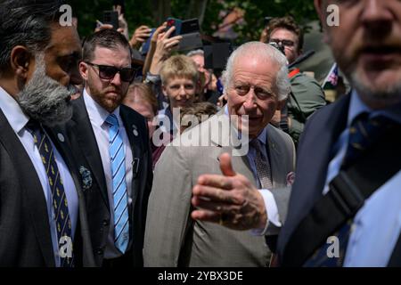 Sydney, Australie. 20 octobre 2024. Le roi Charles est vu escorté par ses gardes de sécurité. Le roi Charles et la reine Camilla ont fait leur première apparition publique à Sydney, alors que la visite des royaux en Australie commençait. Ils ont rencontré des membres du public à l'extérieur de l'église anglicane St Thomas à North Sydney après avoir assisté à un service religieux. Leurs Majestés seront en Australie du 18 au 23 octobre 2024 et le voyage marque la première visite du roi Charles en Australie en tant que souverain. Crédit : SOPA images Limited/Alamy Live News Banque D'Images