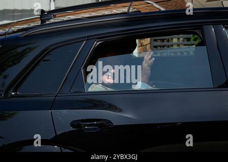 Sydney, Australie. 20 octobre 2024. Le roi Charles vu agiter la foule de l'intérieur de son véhicule. Le roi Charles et la reine Camilla ont fait leur première apparition publique à Sydney, alors que la visite des royaux en Australie commençait. Ils ont rencontré des membres du public à l'extérieur de l'église anglicane St Thomas à North Sydney après avoir assisté à un service religieux. Leurs Majestés seront en Australie du 18 au 23 octobre 2024 et le voyage marque la première visite du roi Charles en Australie en tant que souverain. Crédit : SOPA images Limited/Alamy Live News Banque D'Images