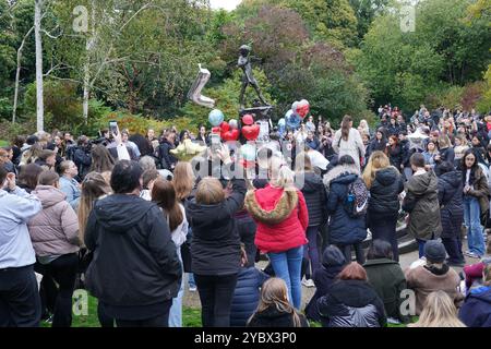 Les gens assistent à une veillée pour Liam Payne, chanteur One Direction de 31 ans de Wolverhampton, à Hyde Park dans le centre de Londres. Payne, qui est devenu célèbre avec le boys band on the X Factor, est décédé mercredi après être tombé d'un balcon du troisième étage de l'hôtel Casa sur dans la capitale Argentine Buenos Aires. Date de la photo : samedi 19 octobre 2024. Banque D'Images